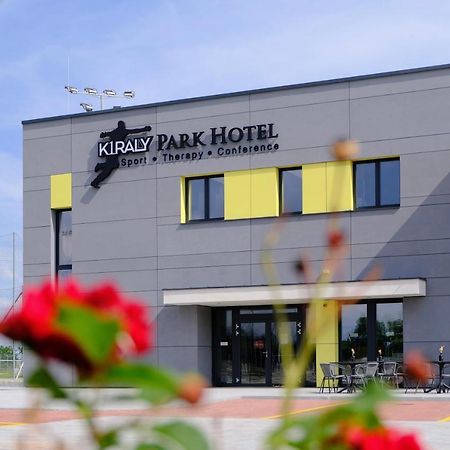 Kiraly Park Hotel โซมบ็อตเฮย์ ภายนอก รูปภาพ