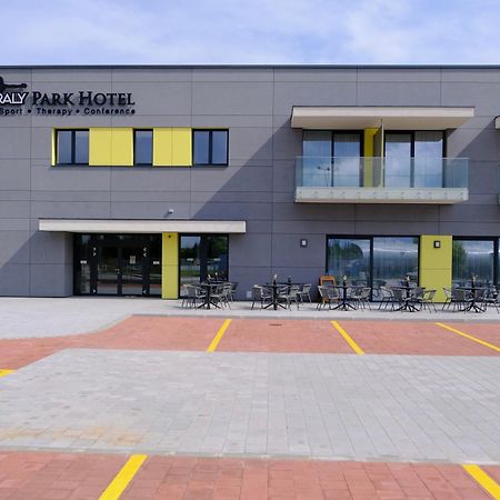 Kiraly Park Hotel โซมบ็อตเฮย์ ภายนอก รูปภาพ