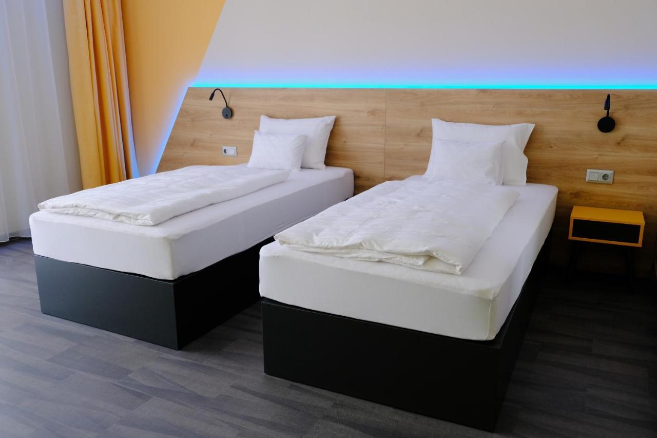Kiraly Park Hotel โซมบ็อตเฮย์ ภายนอก รูปภาพ