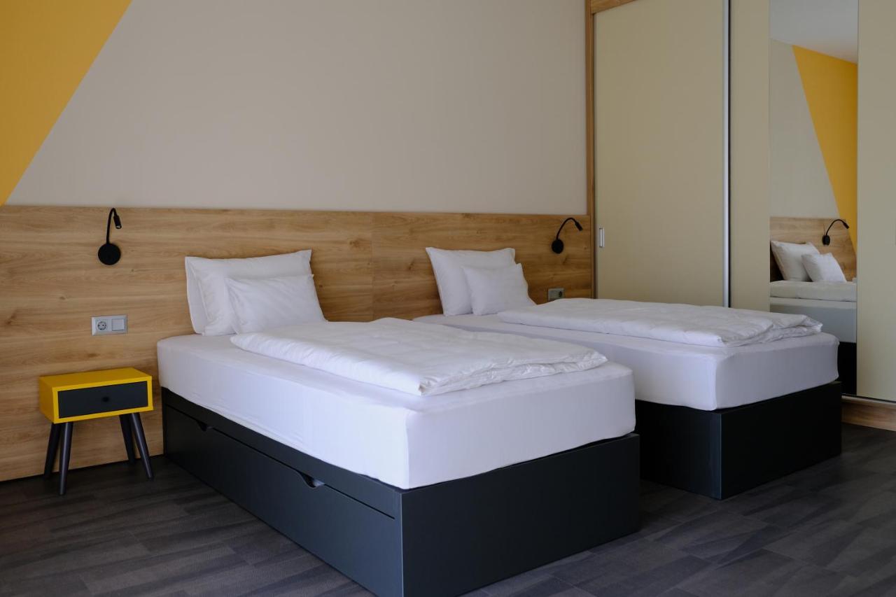 Kiraly Park Hotel โซมบ็อตเฮย์ ภายนอก รูปภาพ