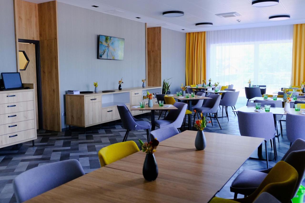 Kiraly Park Hotel โซมบ็อตเฮย์ ภายนอก รูปภาพ