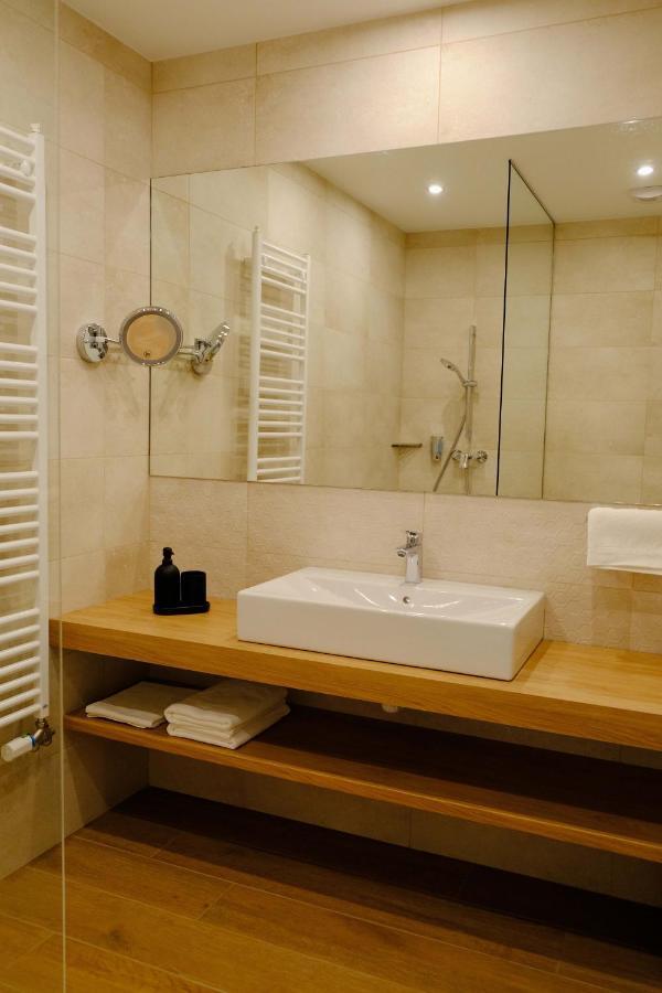 Kiraly Park Hotel โซมบ็อตเฮย์ ภายนอก รูปภาพ