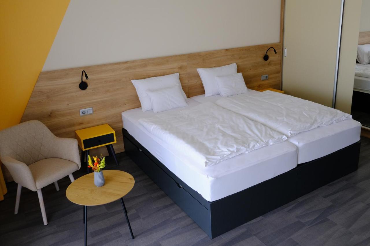 Kiraly Park Hotel โซมบ็อตเฮย์ ภายนอก รูปภาพ